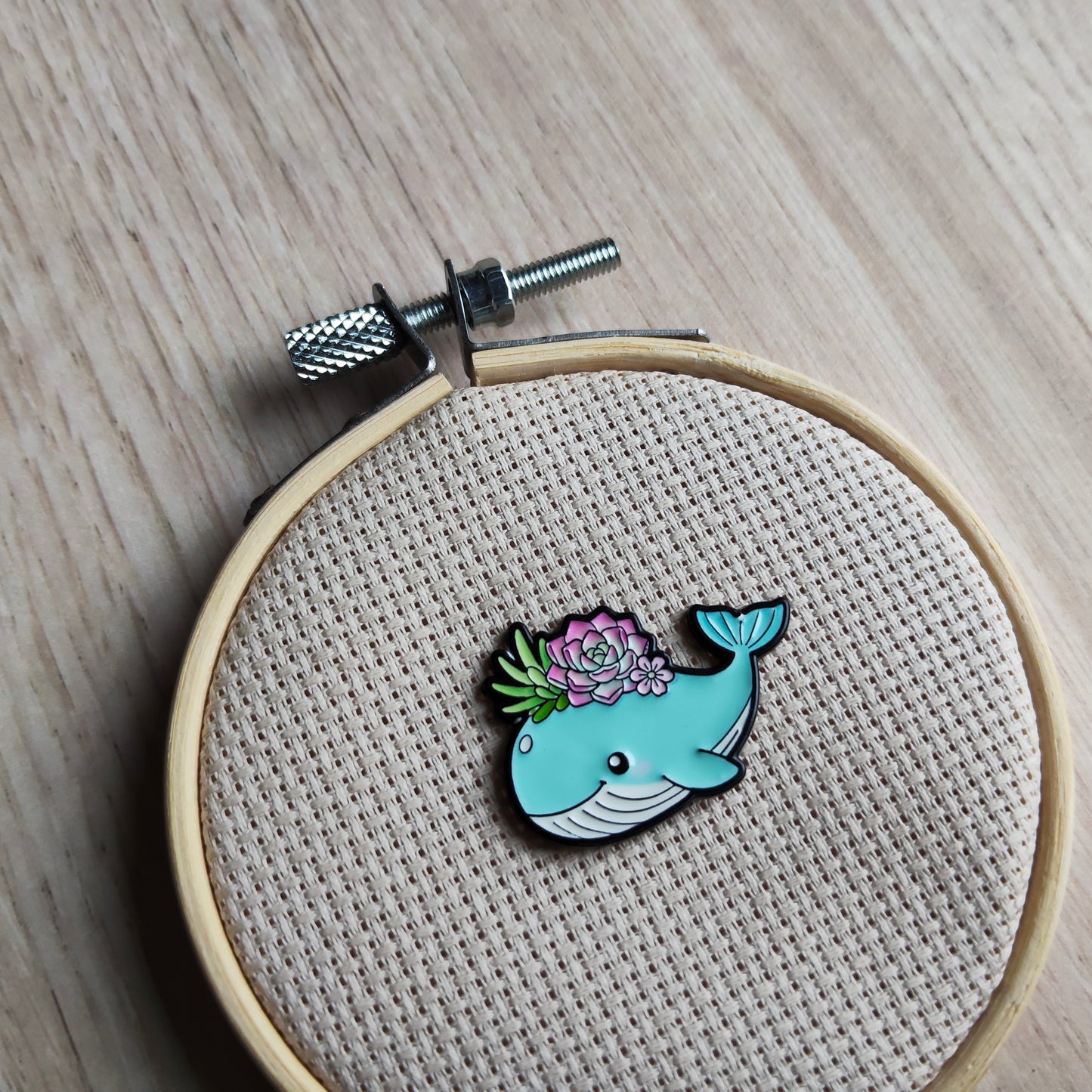 Pin's Baleine Animal marin et fleur