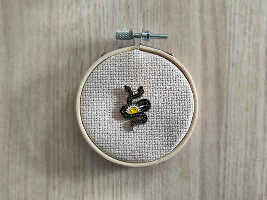 Pin's serpent noir et soleil