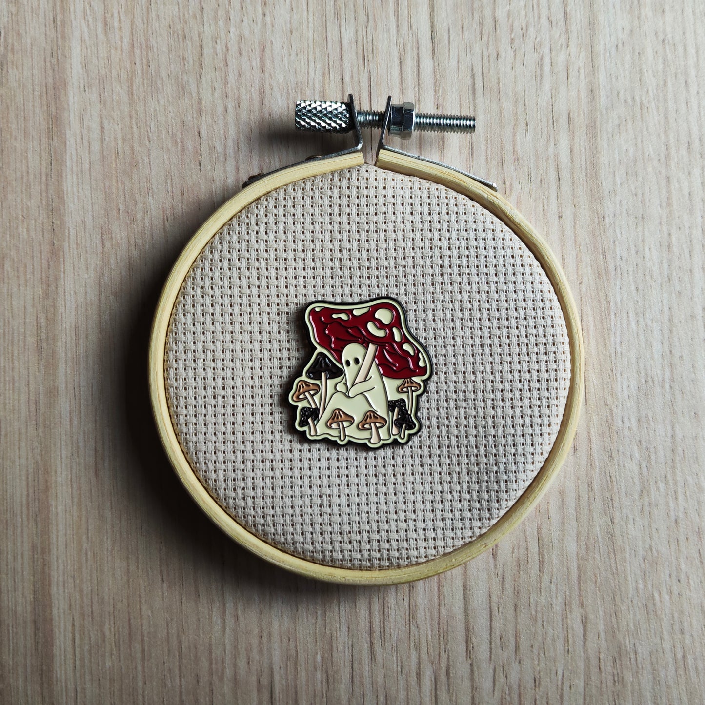 Pin's fantôme et petit champignons