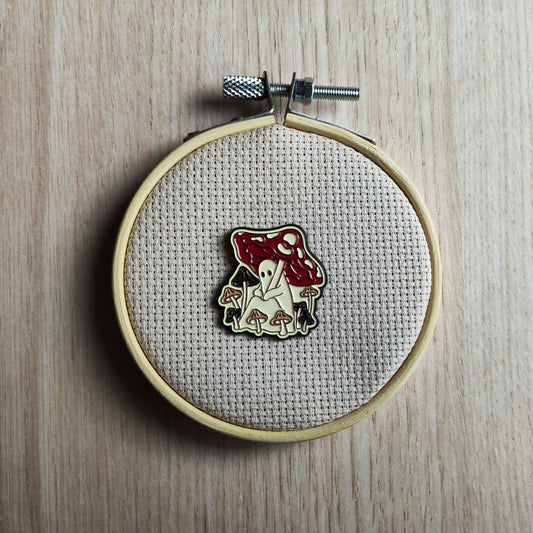 Pin's fantôme et petit champignons