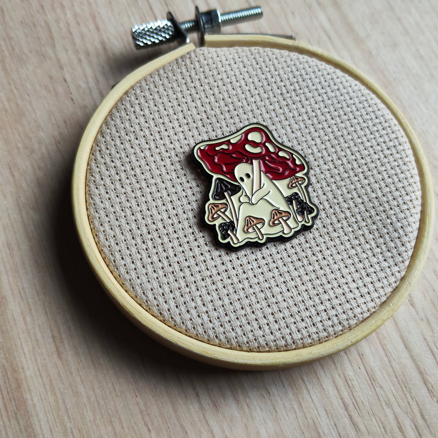Pin's fantôme et petit champignons