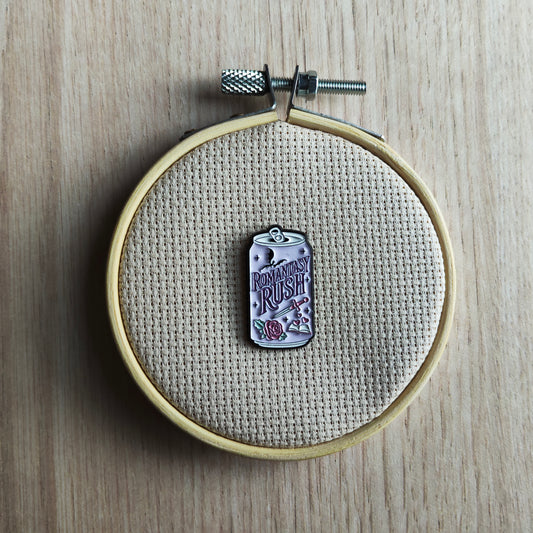 Pin's canette violet Romantasy Rush livre