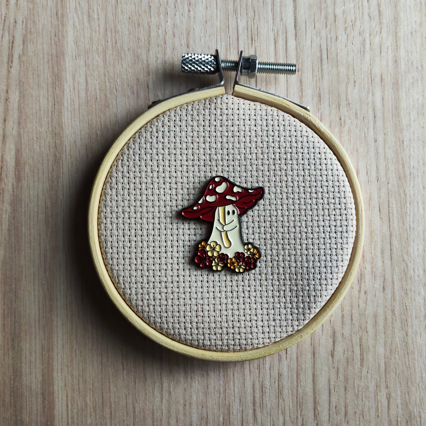 Pin's Champignon rouge fantôme et fleurs