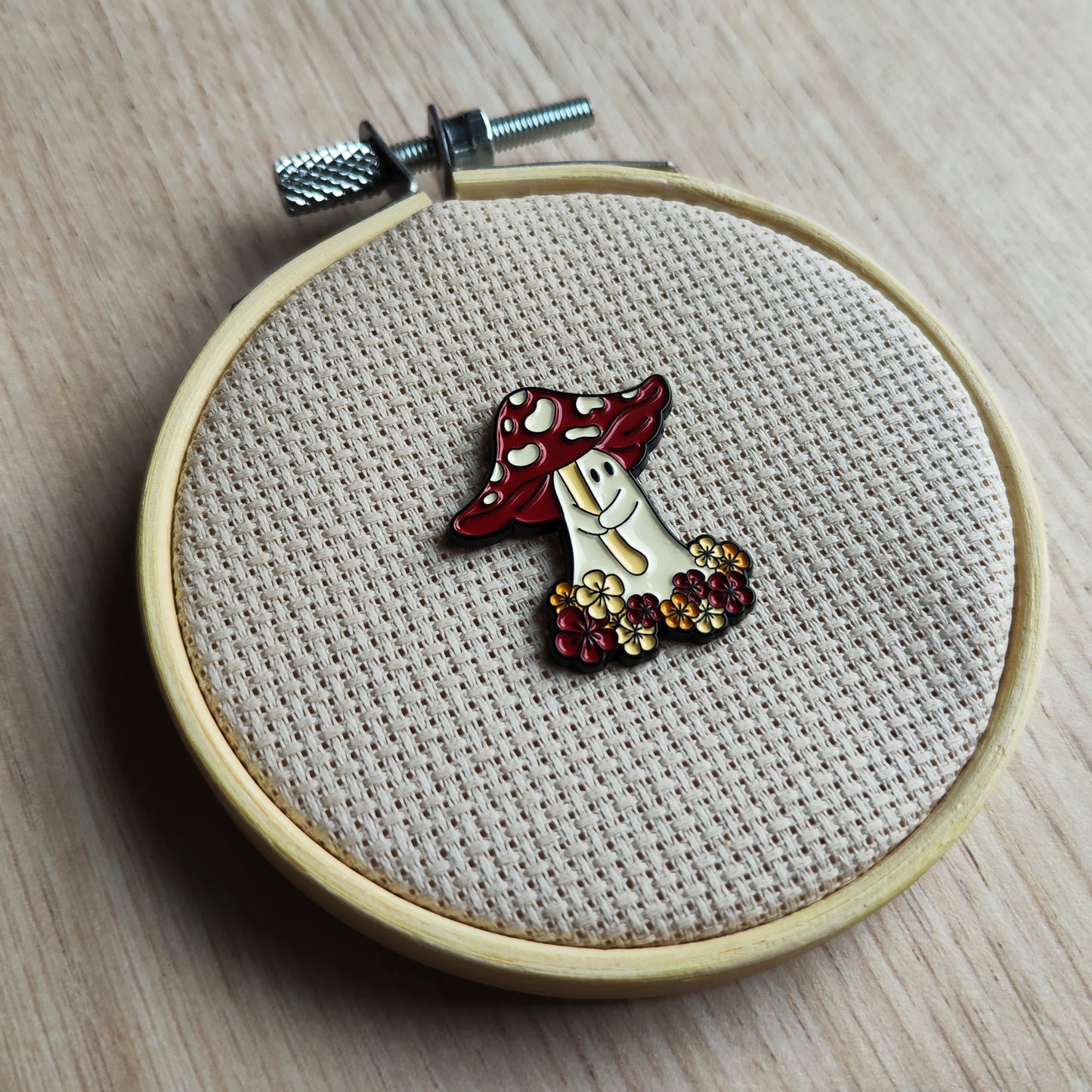 Pin's Champignon rouge fantôme et fleurs
