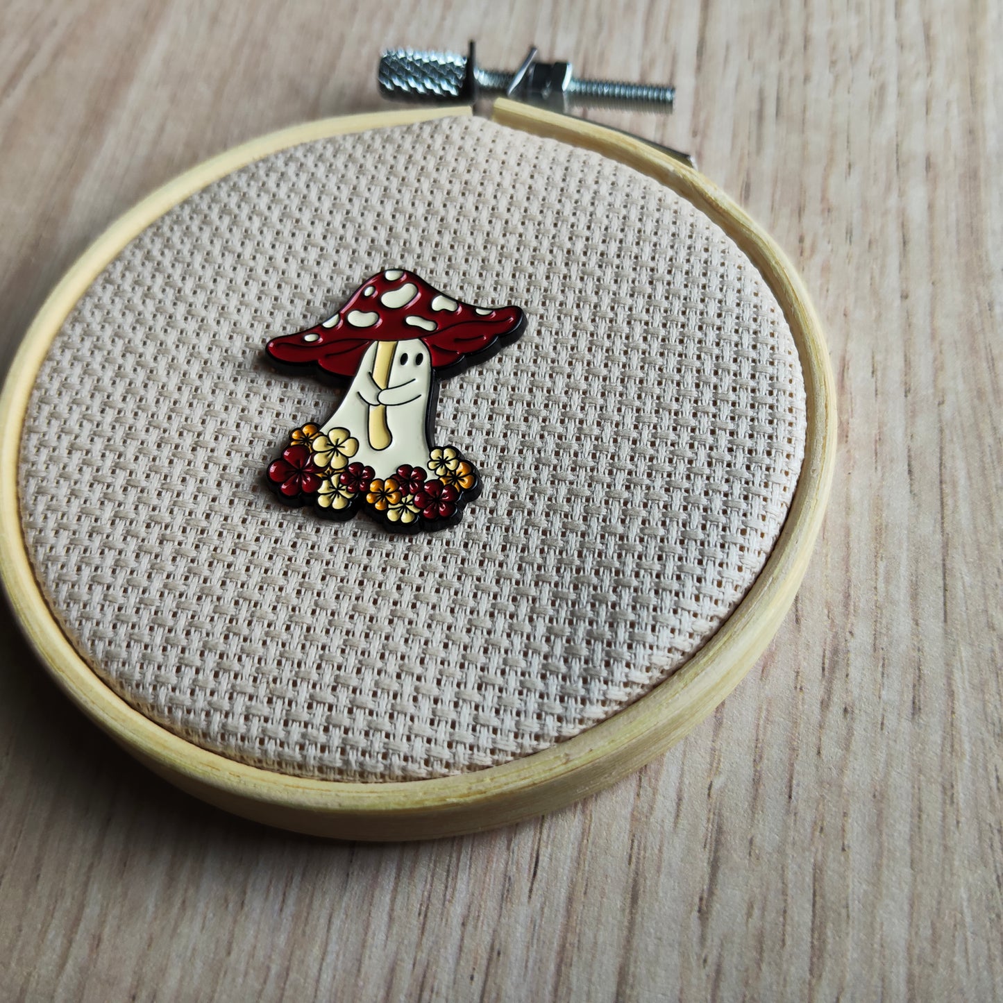 Pin's Champignon rouge fantôme et fleurs