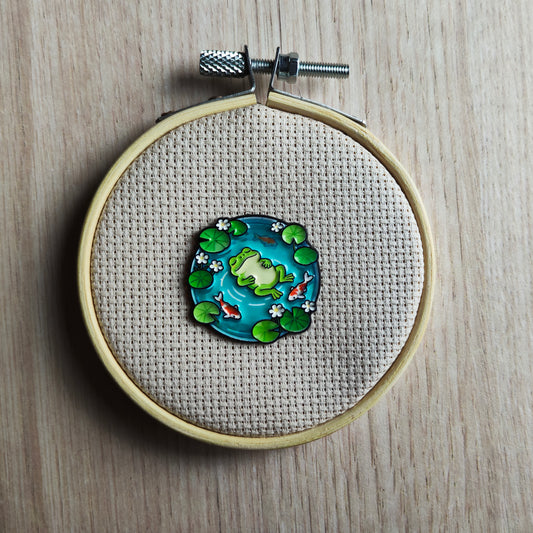 Pin's grenouille verte mare poisson nénuphar