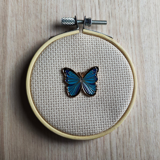 Pin's papillon bleu clair animal insecte