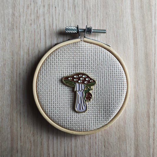Pin's champignon et petit escargot animal