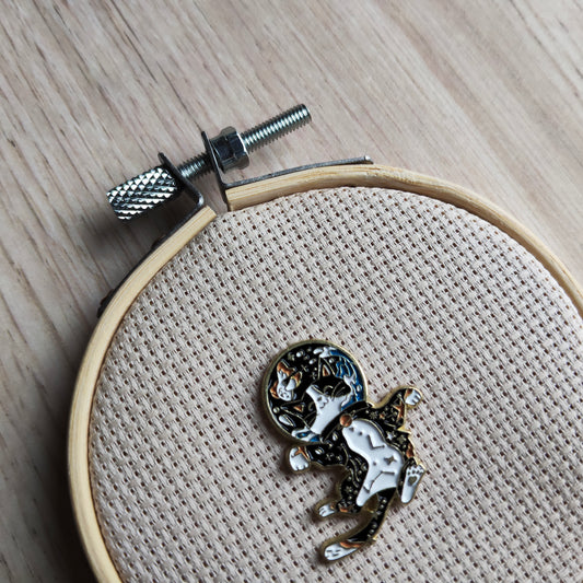 Pin's Chat noir et blanc bulle rond galaxie