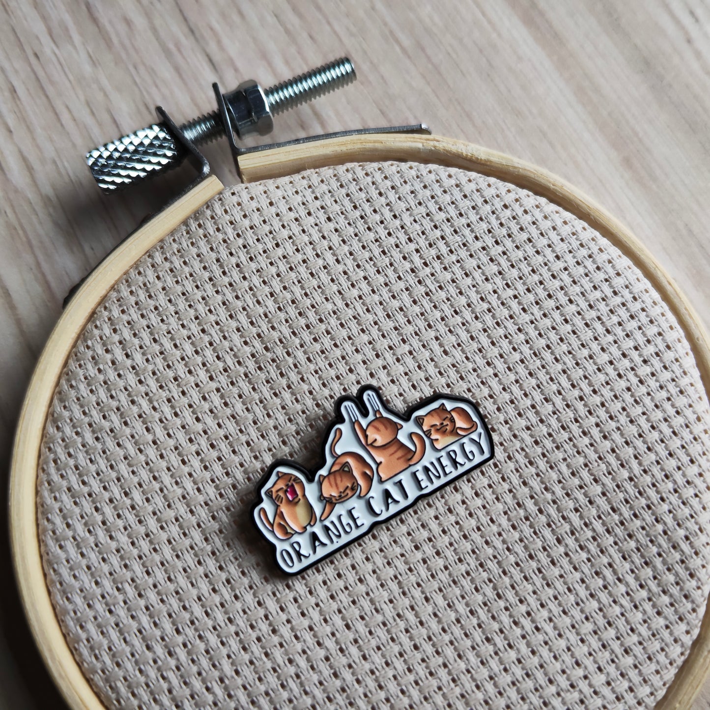 Pin's Chats bordure orange roux animal