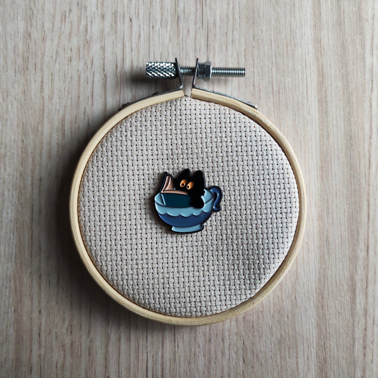 Pin's petit chat noir dans un tasse bleu