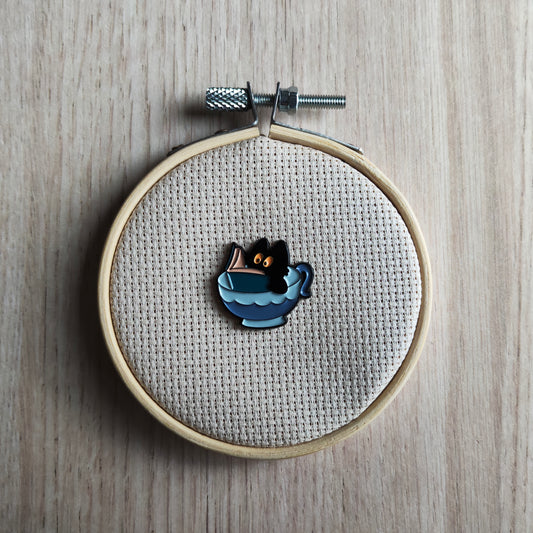 Pin's petit chat noir dans un tasse bleu
