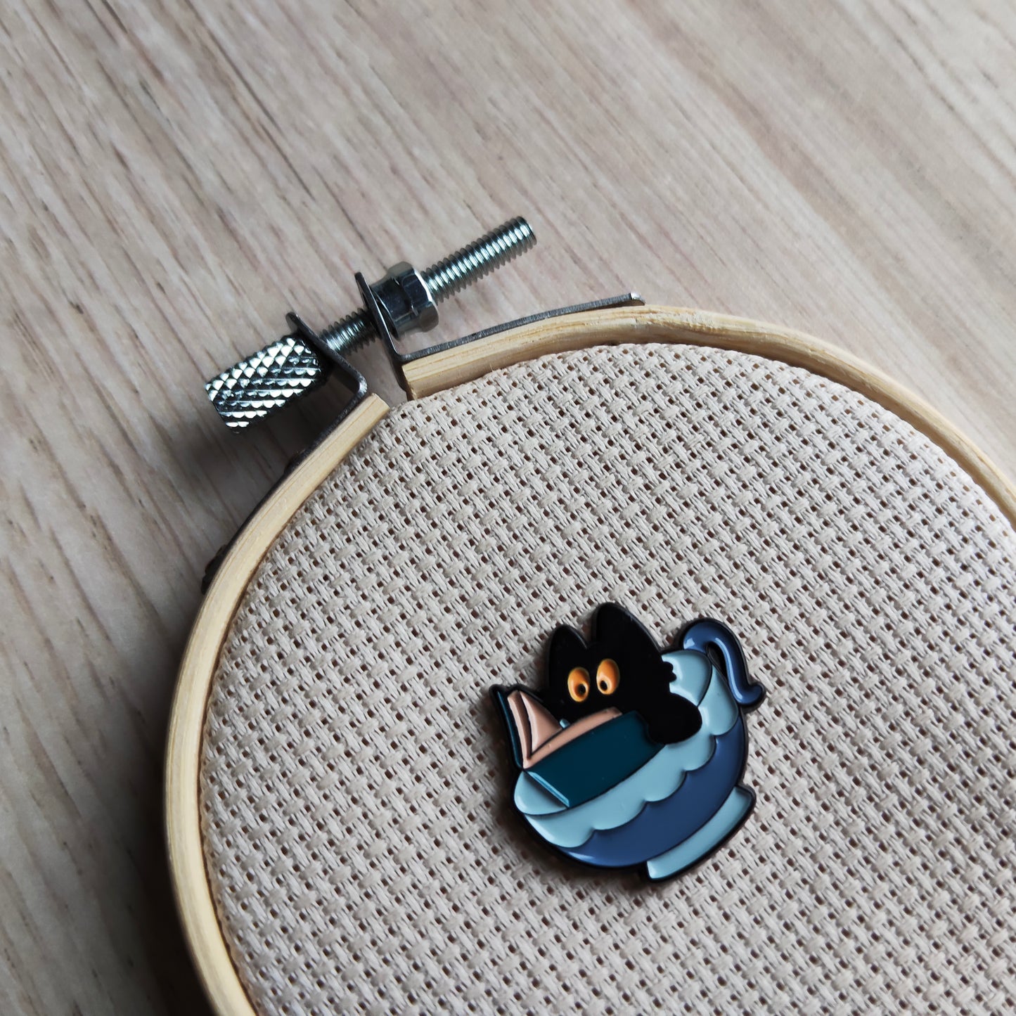 Pin's petit chat noir dans un tasse bleu
