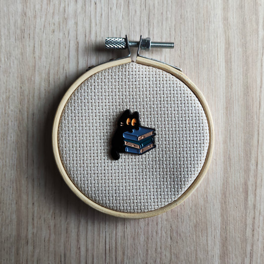 Pin's chat et livres bleu petit animal