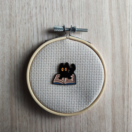 Pin's petit chat noir livre ouvert animal félin