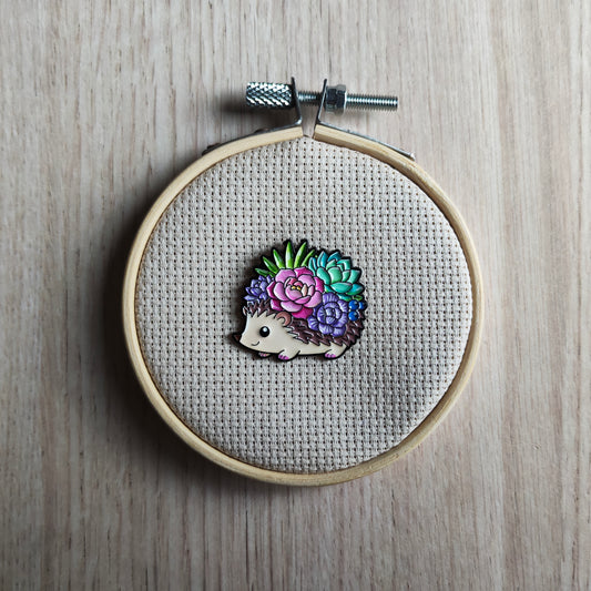 Pin's hérisson et fleurs animal campagne