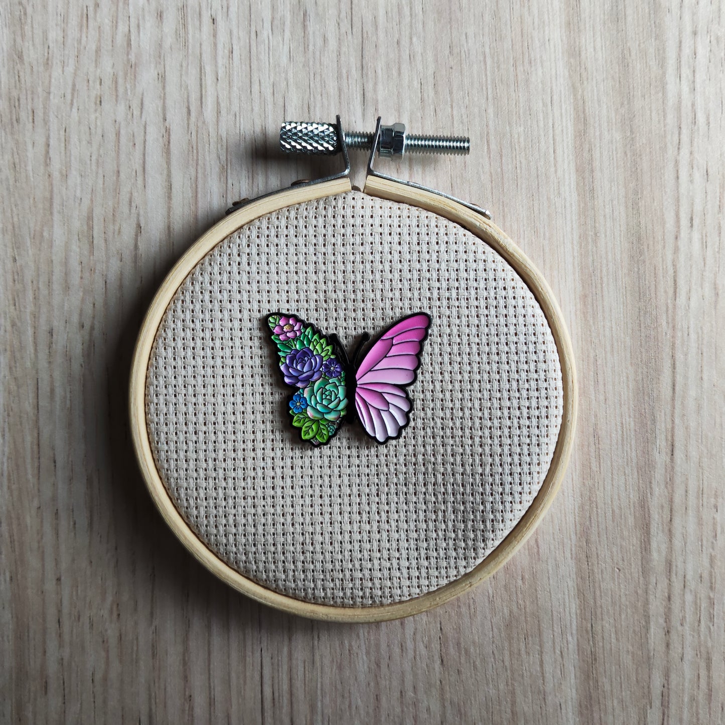 Pin's papillon fleurs floral animal insecte