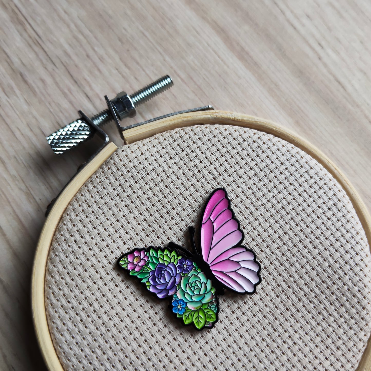 Pin's papillon fleurs floral animal insecte