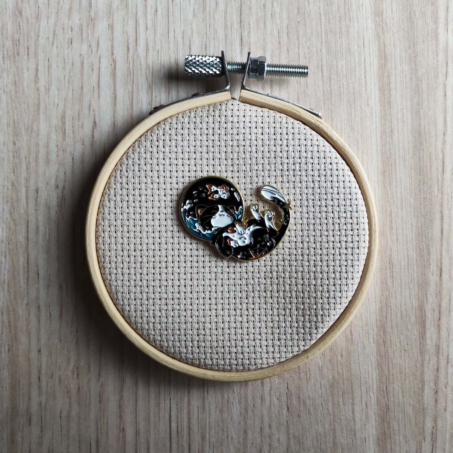 Pin's Chat noir et blanc casque cosmonaute étoile
