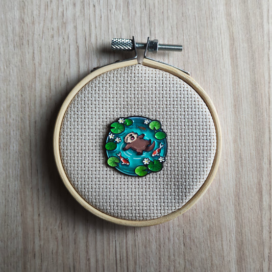 Pin's rond animal loutre nénuphar poisson carpe koï