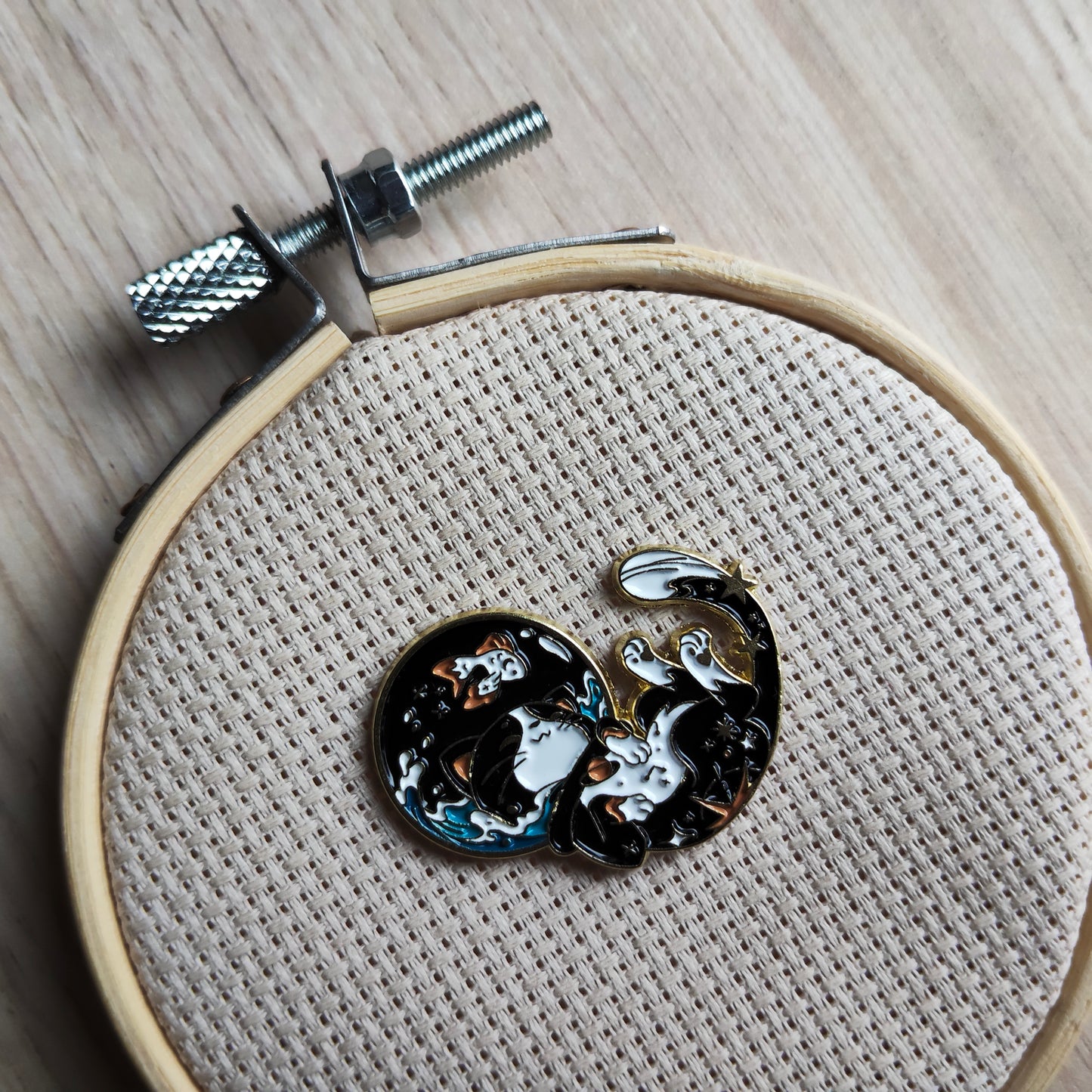Pin's Chat noir et blanc casque cosmonaute étoile