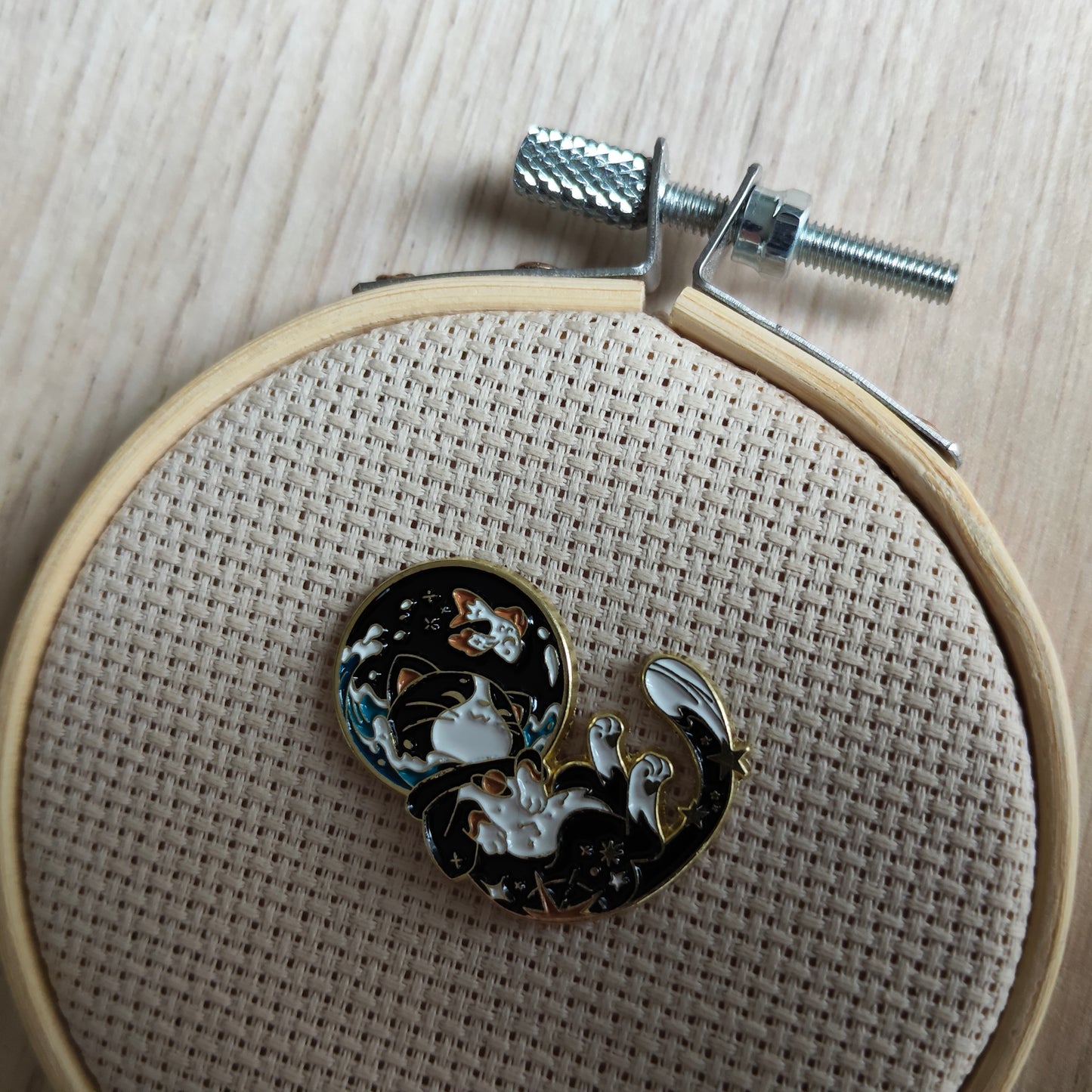 Pin's Chat noir et blanc casque cosmonaute étoile