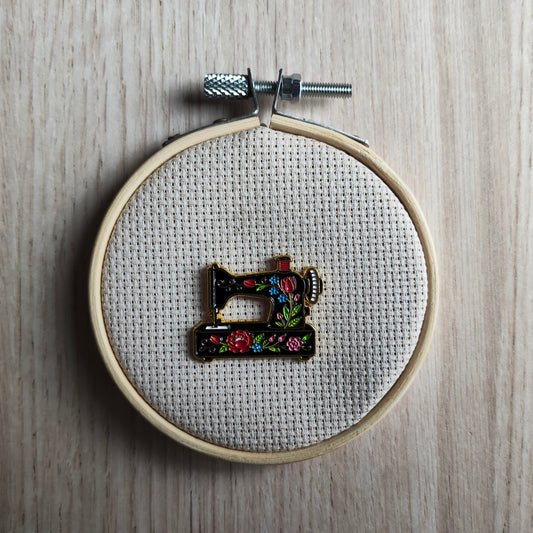 Pin's Machine à coudre Noir vintage fleurs
