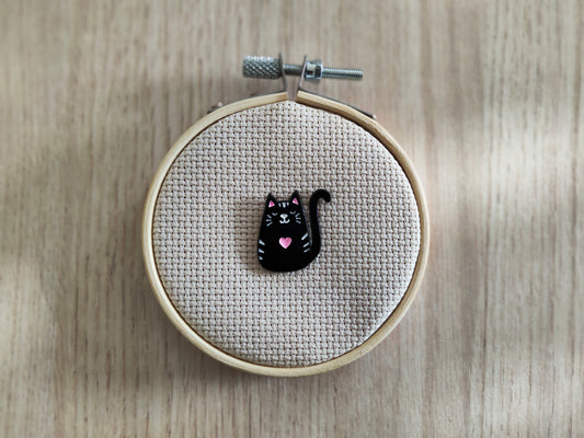 Pin's chat noir cœur rose
