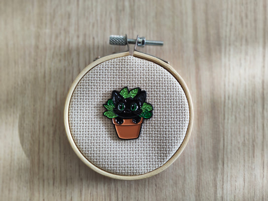 Pin's chat noir plante verte