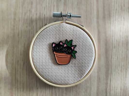 Pin's deux chats noir pot plante