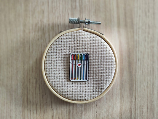 Pin's boite stylos couleurs papeterie cœur