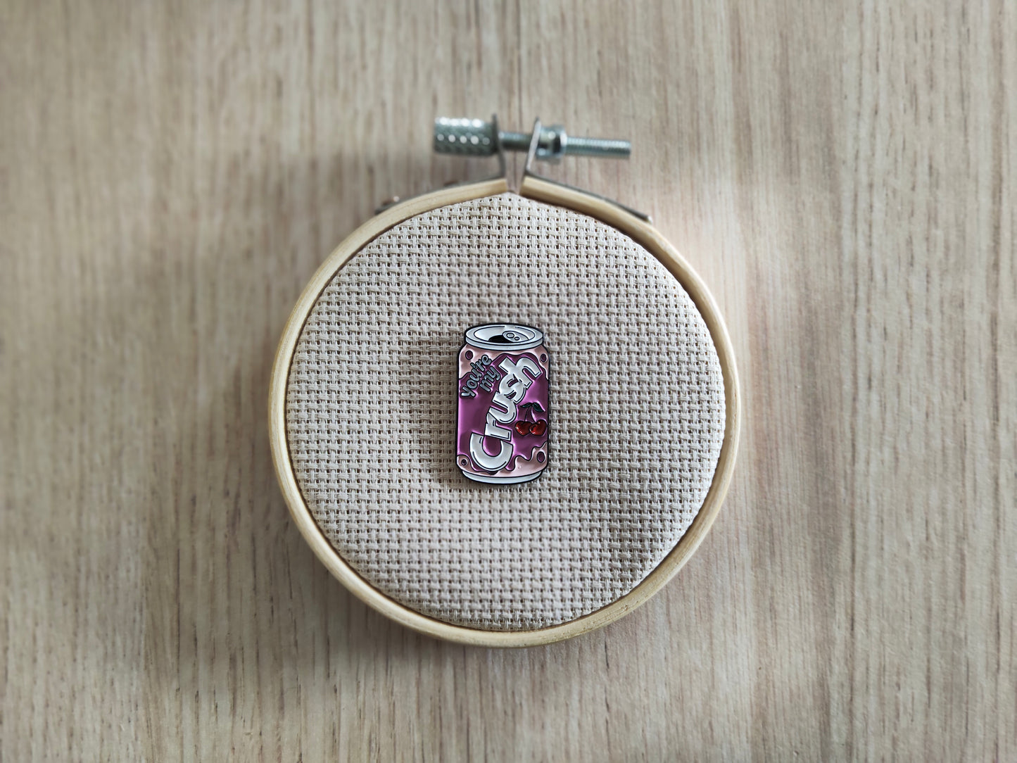 Pin's fruit cerise boisson canette