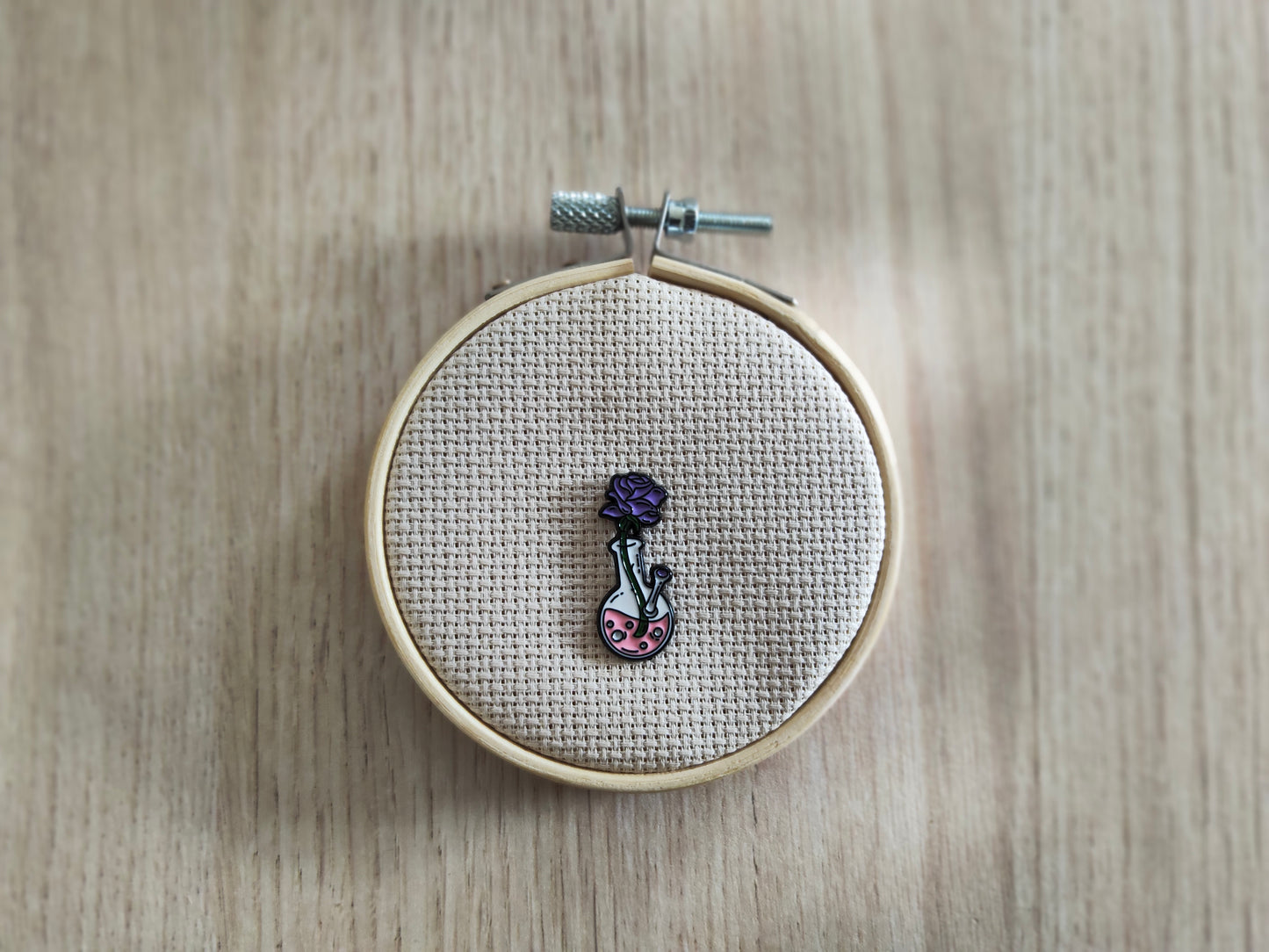 Pin's fiole potion fleur rose violet