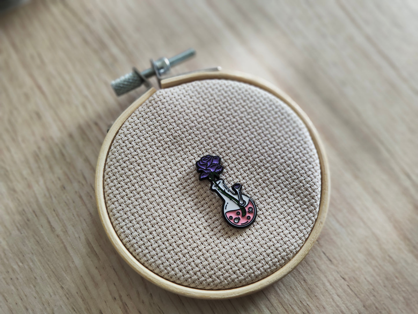 Pin's fiole potion fleur rose violet