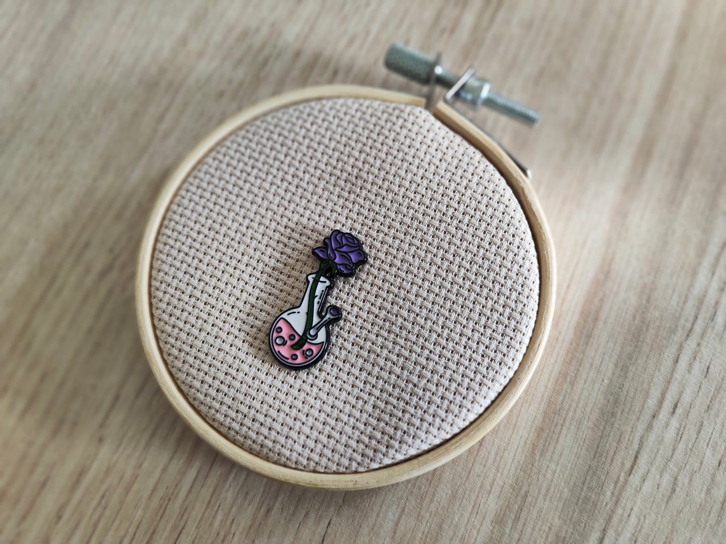 Pin's fiole potion fleur rose violet