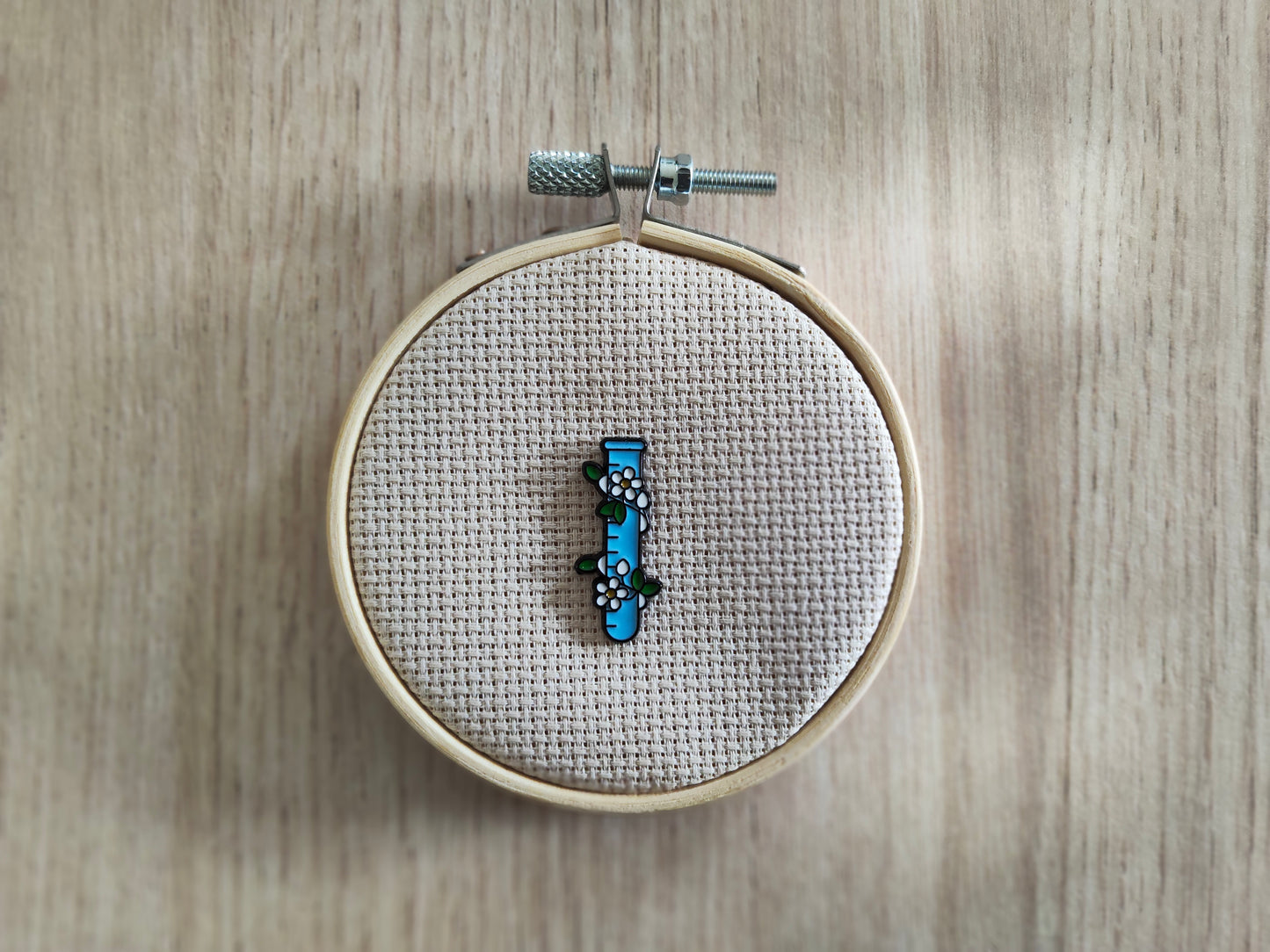 Pin's fiole chimie fleurs blanche