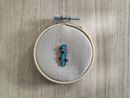 Pin's fiole chimie fleurs blanche