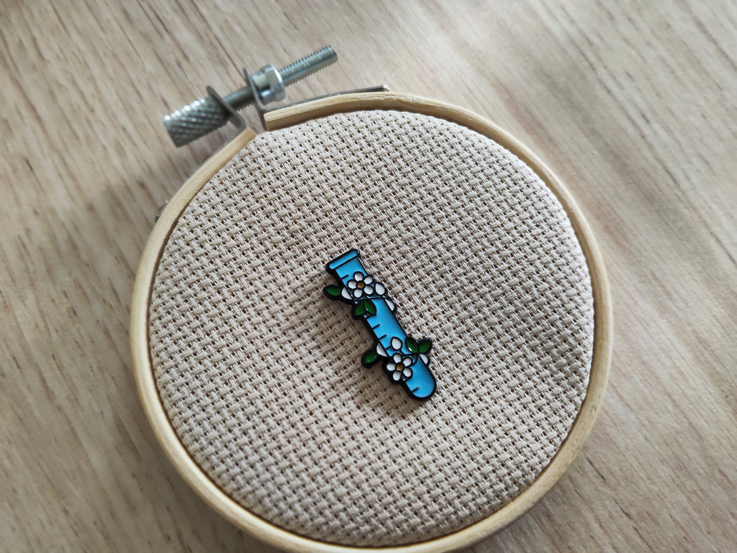 Pin's fiole chimie fleurs blanche