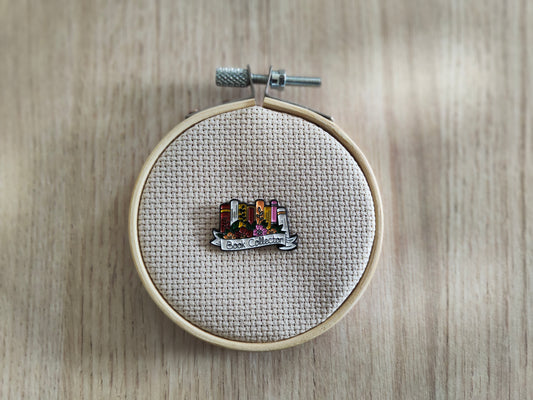 Pin's bordure livre lecture et fleurs