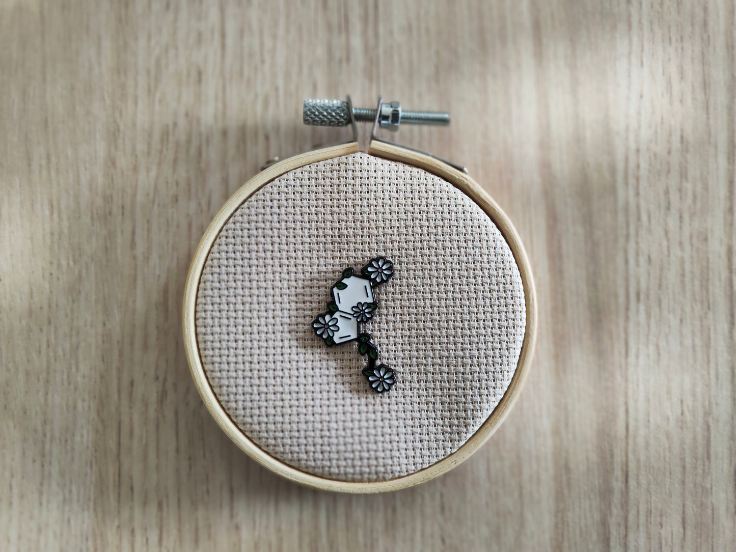 Pin's fleurs marguerite blanc et feuillage