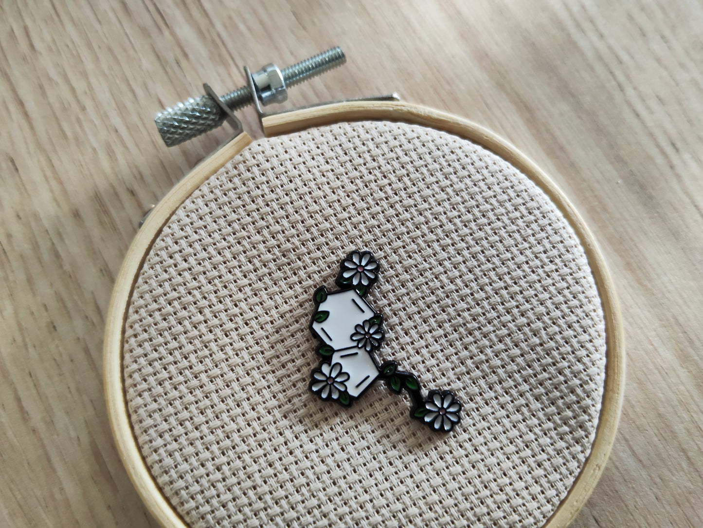 Pin's fleurs marguerite blanc et feuillage