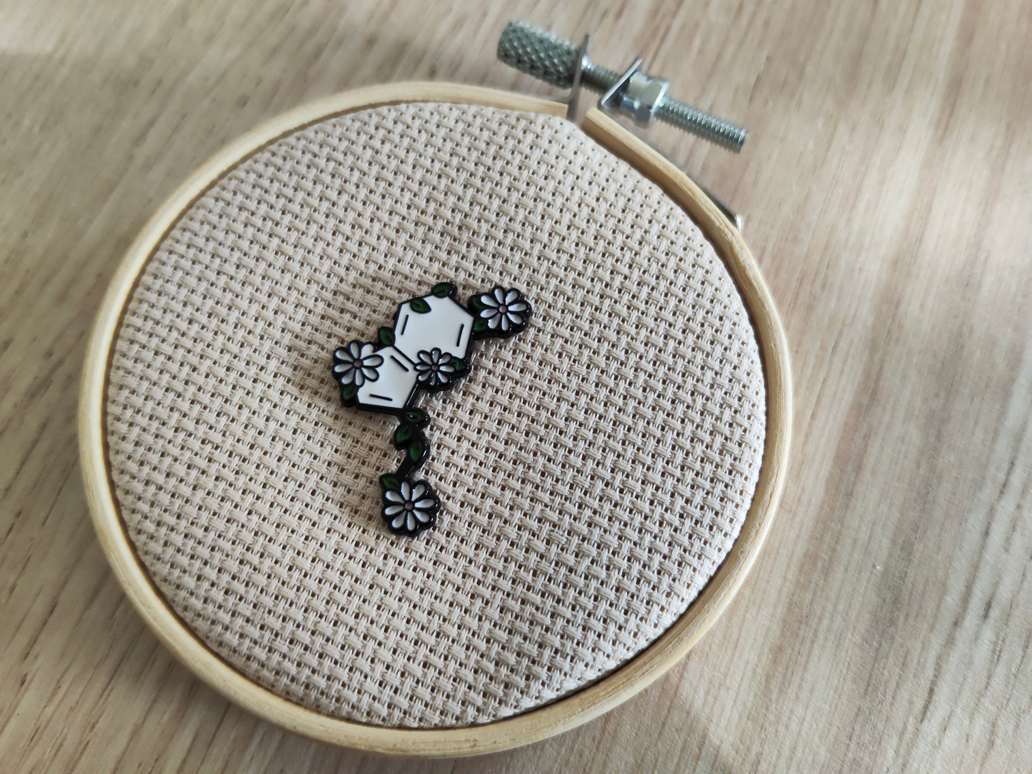 Pin's fleurs marguerite blanc et feuillage