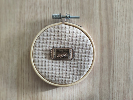 Pin's paresseux ticket mignon marron