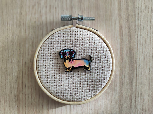 Pin's teckel chien race animal mignon lunette