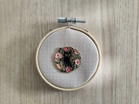 Pin's chat noir et couronne de fleurs