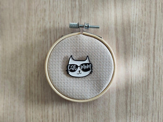 Pin's tête chat blanc lunette de soleil Mom