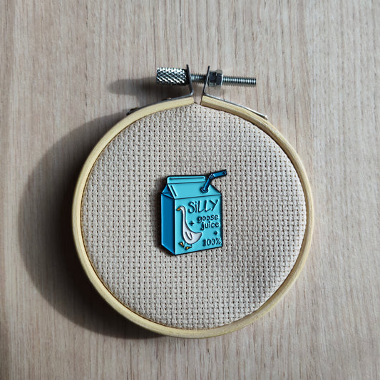 Pin's oie blanche brique de jus bleu animal oiseau