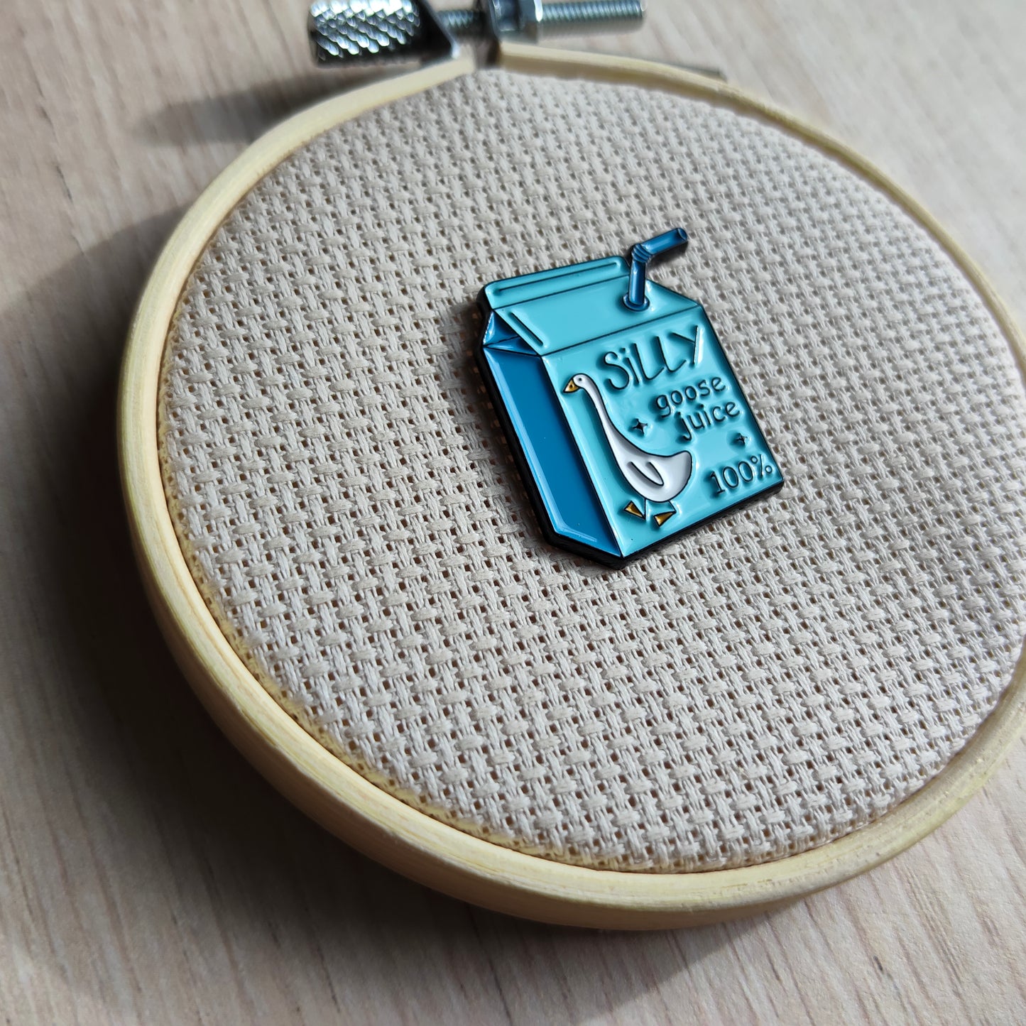 Pin's oie blanche brique de jus bleu animal oiseau