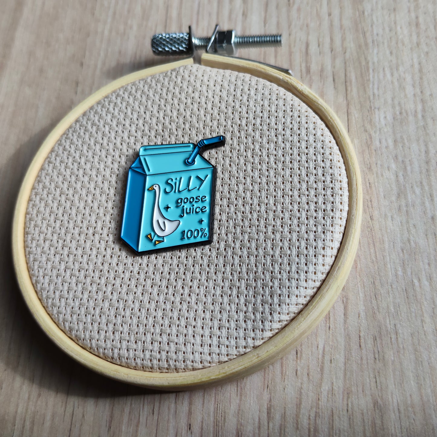 Pin's oie blanche brique de jus bleu animal oiseau