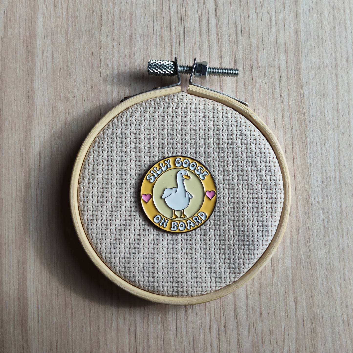Pin's oie oiseau blanc animal fond jaune cœur